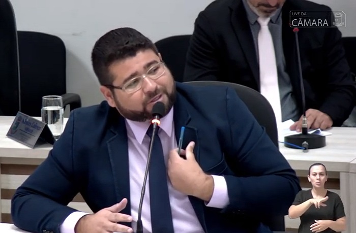 Polêmica na Câmara de Linhares: Diretor diz que doará 80% do salário, se Roninho fizer o mesmo. Vereador (foto) respondeu