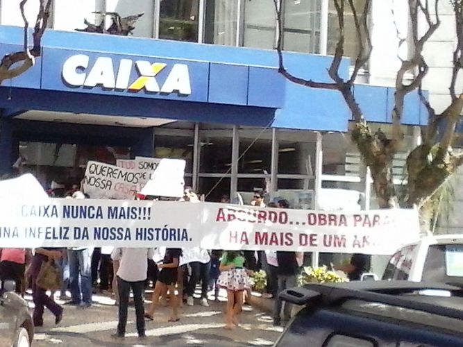 Vila Veneto: cansados de esperar, condôminos fazem protesto em frente à CEF