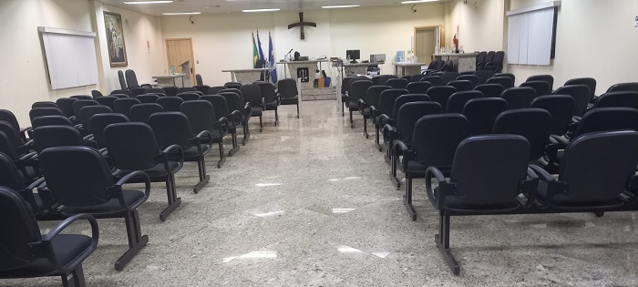 Júri: Réu apresenta atestado, mas acaba preso após flagra em bar tomando cerveja em Linhares