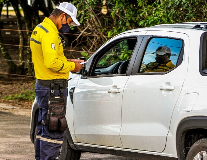 Uso de celular e estacionar em local proibido lideram infrações cometidas por motoristas em Linhares