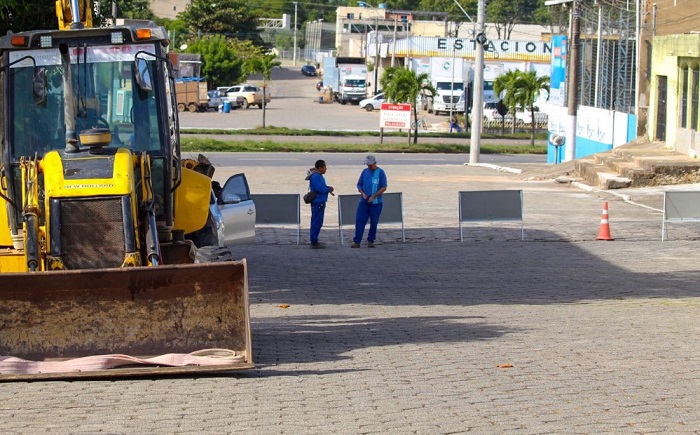 Obras no Centro de Linhares interditam trecho de avenida