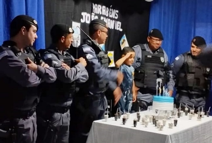 Fofura: Garotinho comemora aniversário com PMs da Força Tática em Linhares