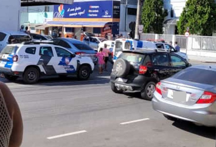 Viaturas chamam a atenção na esquina de supermercado, no BNH