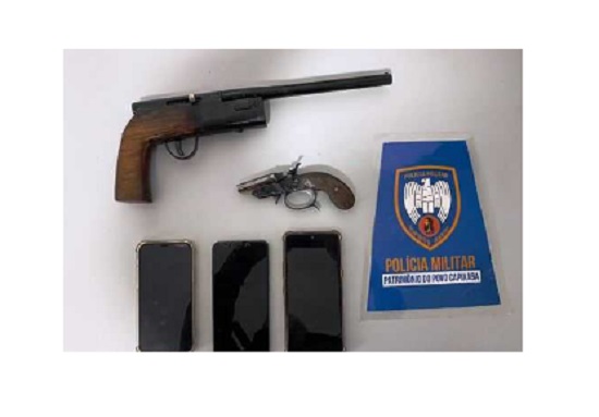 GA acaba com “rolê” de suspeitos, e apreende armas dentro de Focus preto no Planalto
