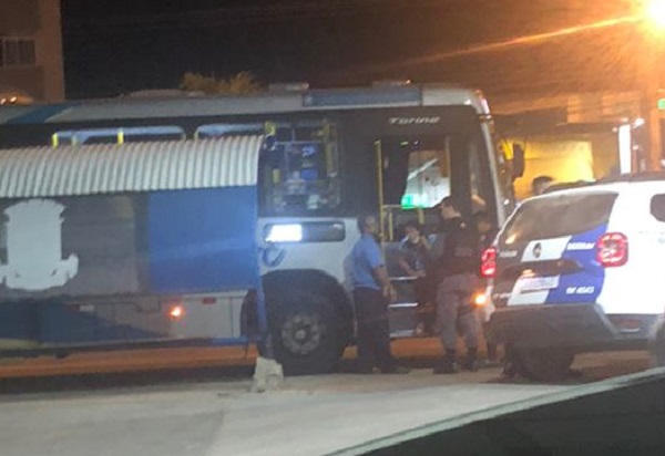 Assaltante se dá mal após ação em ônibus em Linhares. Ele foi preso por Bombeiros militares