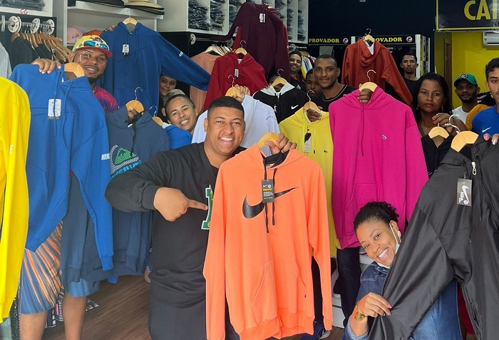 Loja lotadaça para promoção de blusas de frio no Centro de Linhares. São 2 blusas por 100 Reais! E tem conjunto também