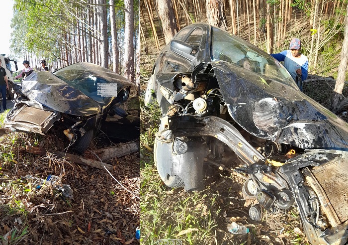 Carro fica com a frente destruída em acidente na ES-245, em Linhares