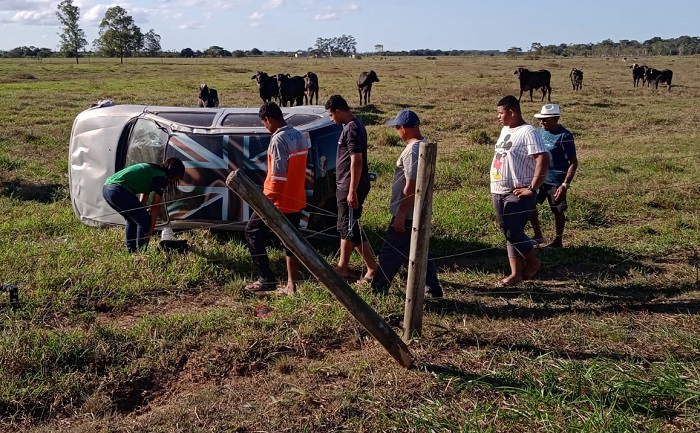 Carro capota e vai parar no meio do pasto, próximo ao Trevo de Povoação