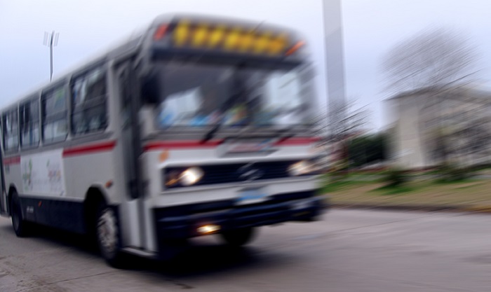 Empresa de transporte deve indenizar mulher atropelada por coletivo em calçada