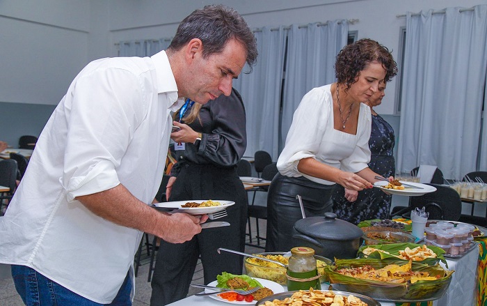 Fotos: Prefeito de Linhares e esposa no jantar preparado por formandos do curso de auxiliar de cozinha do PIQ