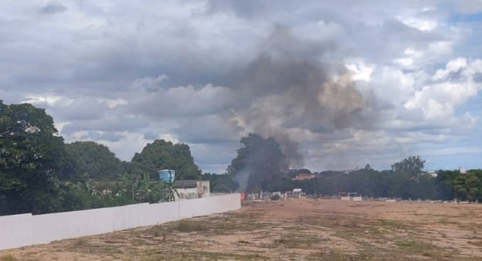 Fumaça no cemitério incomoda moradores do Planalto. Prefeitura respondeu