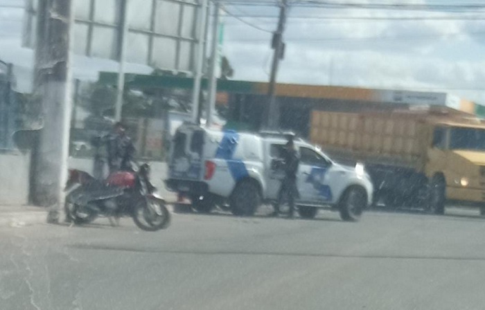 Abordagem policial chama a tenção às margens da BR-101, em Linhares
