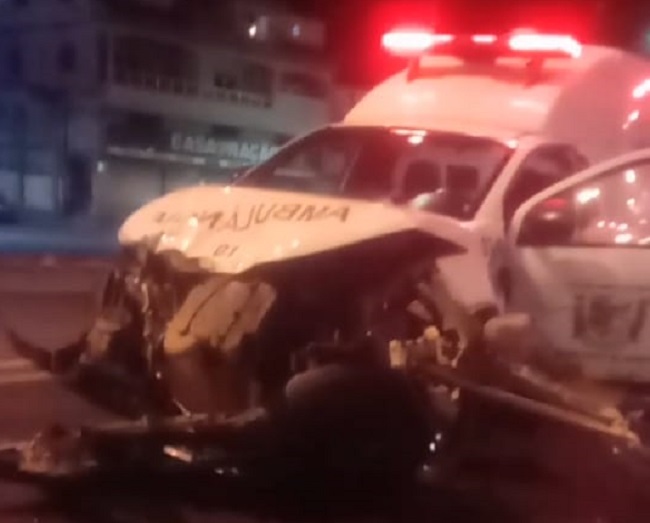 Ambulância de Sooretama se envolve em acidente com carreta, e motorista sai ferido