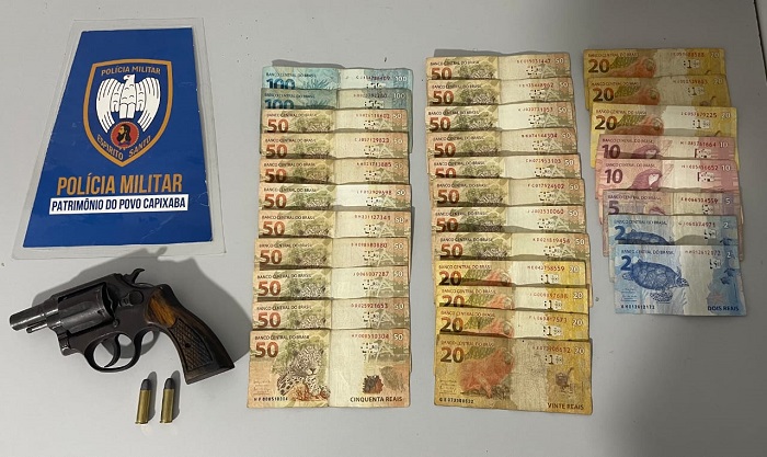 Passageiros de carro de aplicativo flagrados com arma, munição e dinheiro no Jocafe