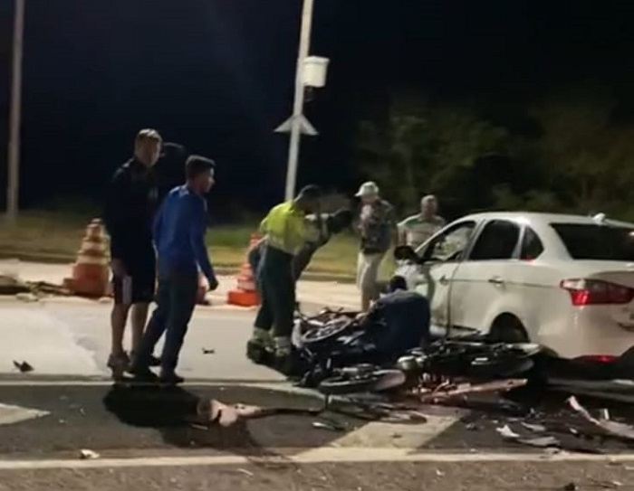 Acidente com 3 motos e 1 carro deixa feridos na BR-101, em Linhares