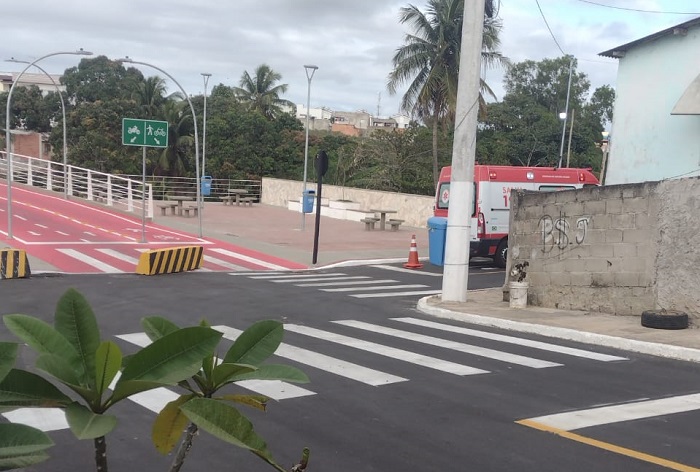 Equipe do Samu chama a atenção na esquina da passarela nova, em Linhares