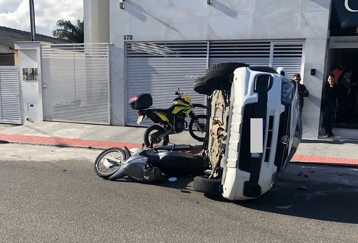 Carro capota e atinge moto estacionada em avenida no Interlagos