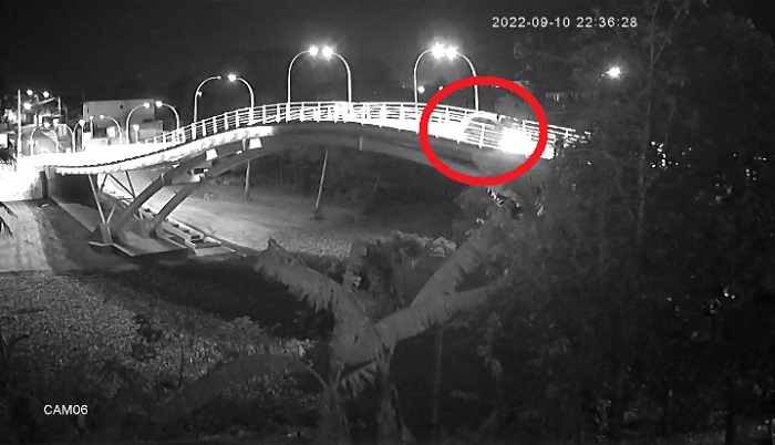 Vídeo: Carro é flagrado na passarela onde só pode trafegar bikes, motos e pedestres em Linhares