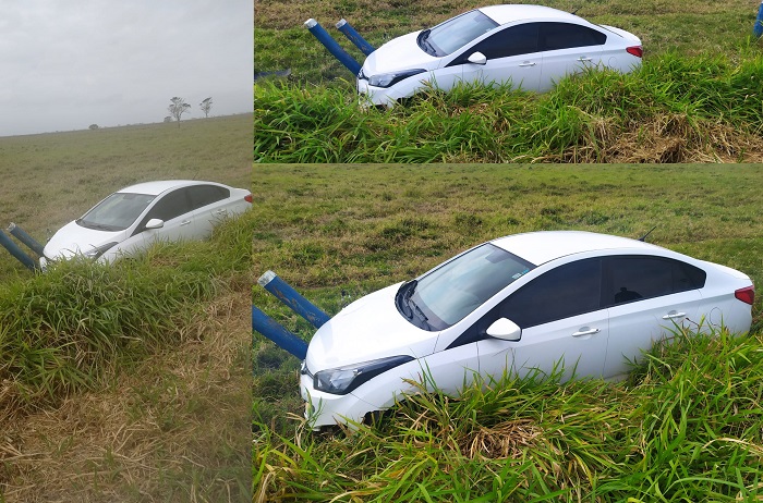 Carro vai parar no pasto, em acidente na Estrada do Pontal