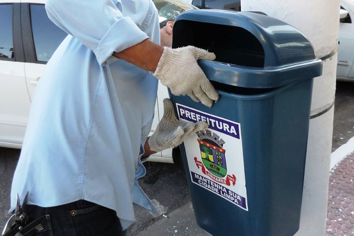 Lixeiras são substituídas no Centro de Linhares