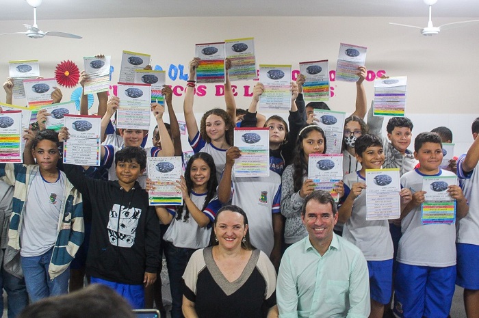Estudantes lançam guia de pontos turísticos de Linhares, e prefeito participa