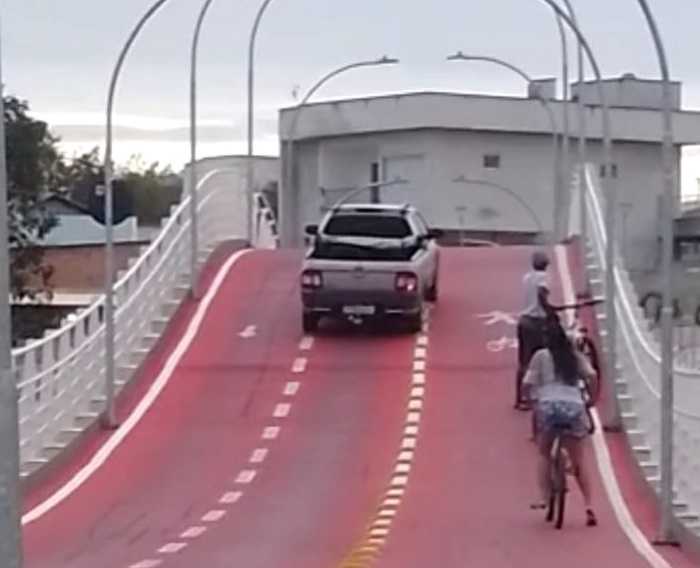 Carros na passarela: Motoristas continuam ignorando exclusividade para motos, bikes e pedestres
