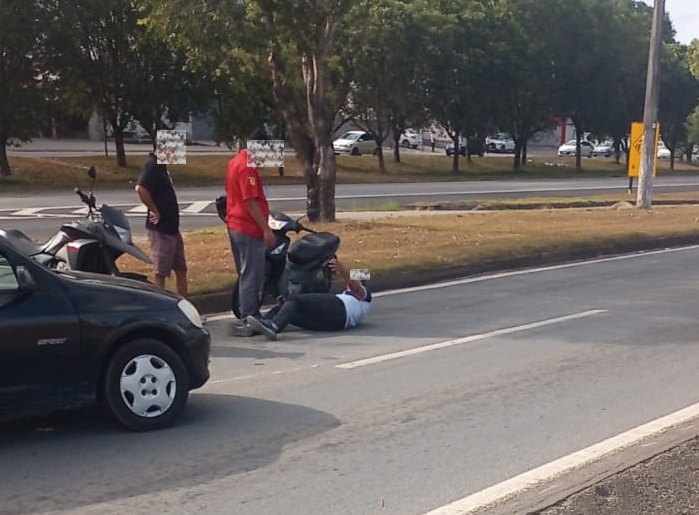 BR-101: Acidente deixa motociclista caído no asfalto perto do “Trevo da Joana Darc” em Linhares
