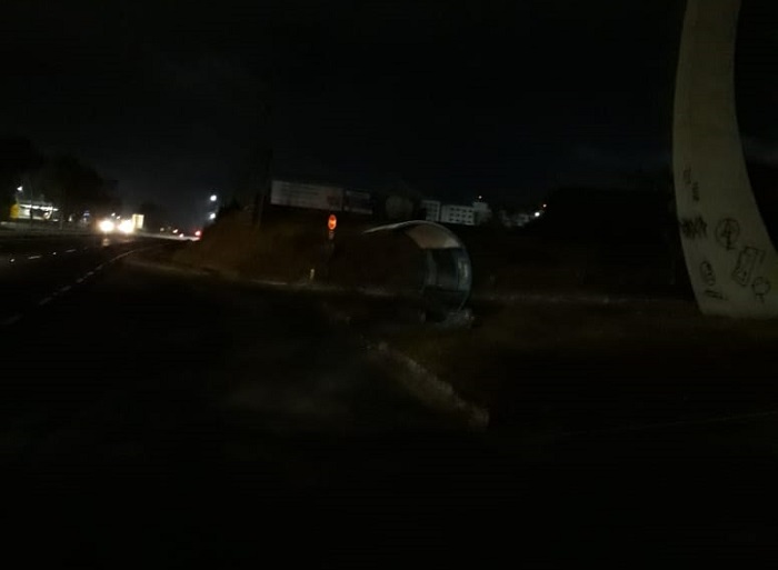 Escuridão e medo em ponto de ônibus às margens da BR-101, em Linhares