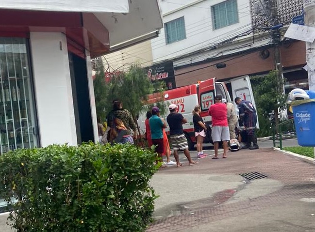 Ciclista é atendida pelo Samu em ocorrência de acidente no Centro de Linhares