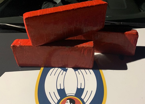 Três tabletões de maconha apreendidos pelo G.A. nas “casinhas do Aviso”