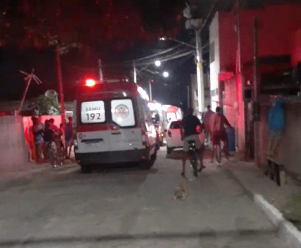 Homem é esfaqueado e sai em desespero pedindo ajuda no Santa Cruz