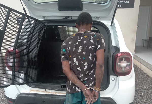 Policiais agem rápido e detêm homem que invadiu restaurante no Centro de Linhares