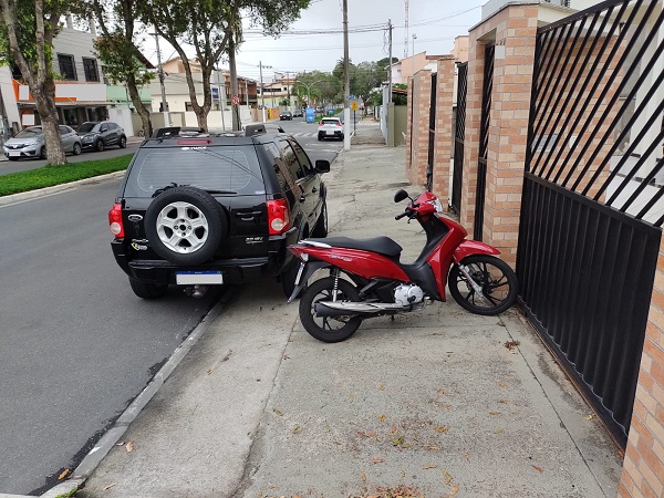 Carro e moto impedem acesso na calçada, e fato revolta moradora do Conceição