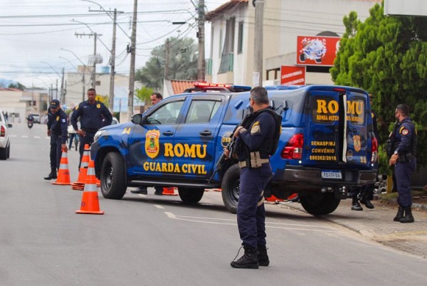 2 homens e 1 mulher presos pela GCM no Centro de Linhares. Trio estava com mandado em aberto