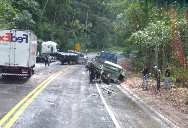 Acidente com feridos na BR-262. Pista ficou interditada por quase 1 hora