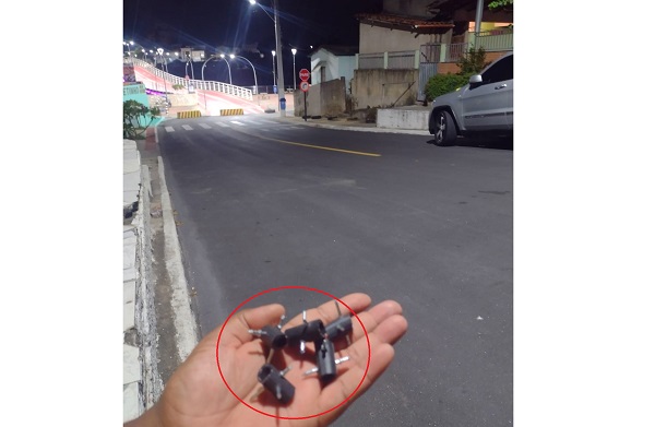 “Armadilha” para motos: leitor recolhe “fura-pneus” na nova passarela de Linhares