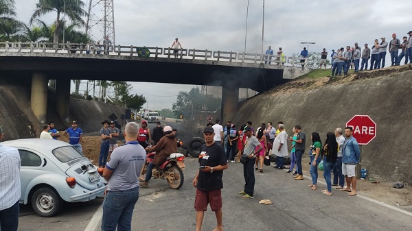 Ponte Joaquim Calmon amanhece fechada, e outros pontos das rodovias federais também