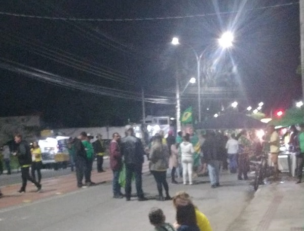 Motorista invade manifestação, causa risco aos participantes e acaba detido em Linhares