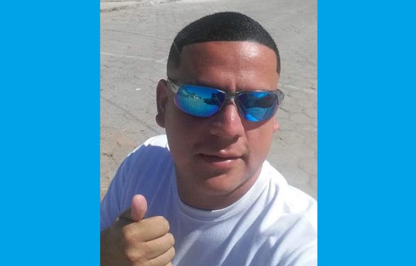 Homem entra em carro vermelho e desaparece em Linhares. Família se desespera