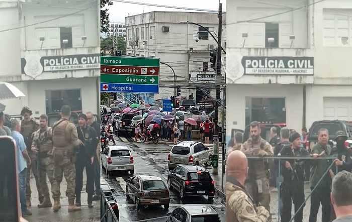 População tenta invadir delegacia para 