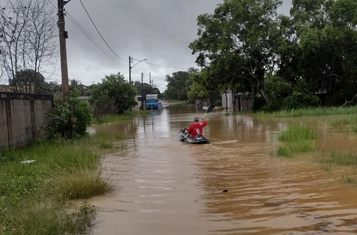 Alagou geral: Moradores se desesperam no Pontal do Ipiranga, e usam barco para saírem de casa
