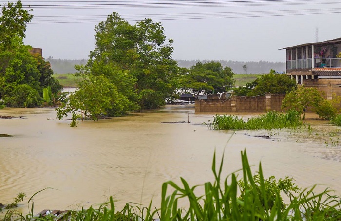 Canal extravasor para escoamento da água da chuva em Rio Quartel