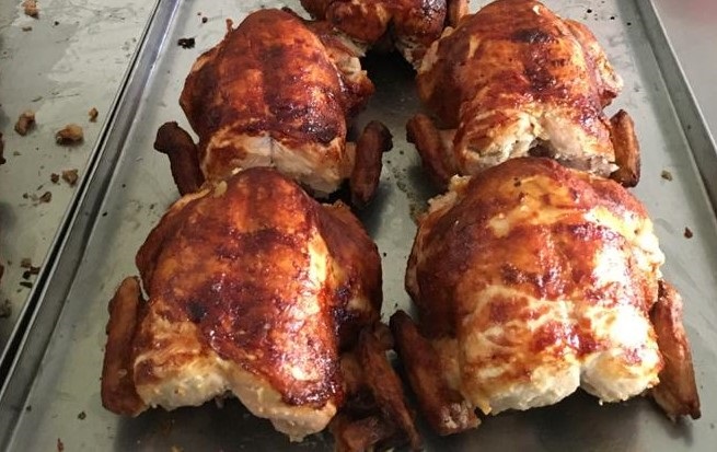 Dia de frango assado pro almoço. Pode pedir que o Pedrinho leva aí