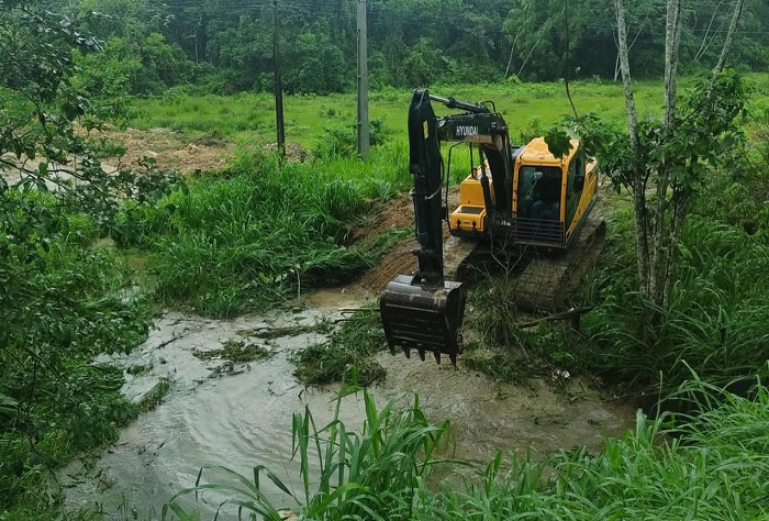 Limpeza de vala e galeria próximo a Bebedouro para acelerar escoamento da água