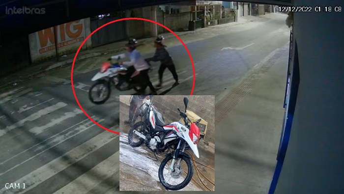 Larápios furtam moto no Canivete, e empurram veículo como se fosse deles
