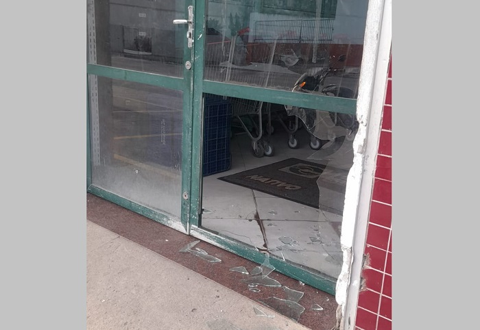 Olha o rato! Larápio quebra vidraça e furta produtos de supermercado em Linhares