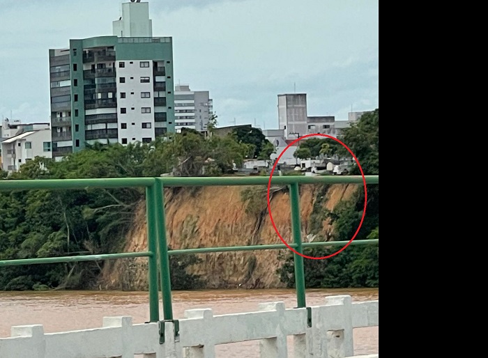 Chuva: Túmulos caem no Rio Doce em Linhares