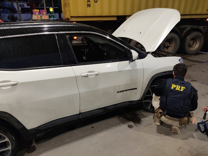 Jeep Compass roubado é recuperado pela PRF em Aracruz. Condutor estava armado