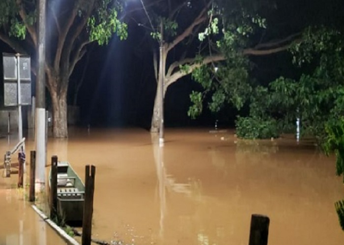 Rio Doce sobe ( e subirá mais), e famílias são recolhidas no Olaria, Linhares