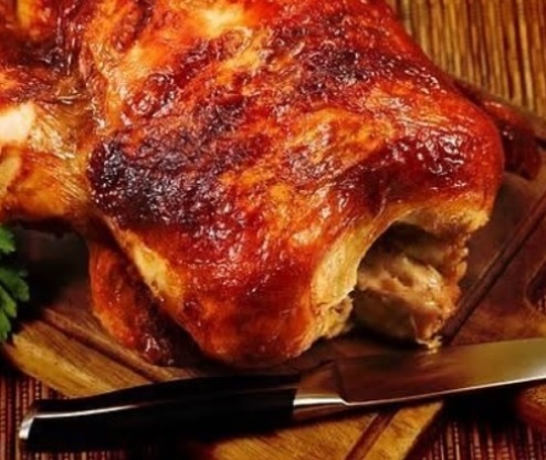 Hoje tem frango assado no domingo especial, e o Pedrinho entrega aí na sua casa